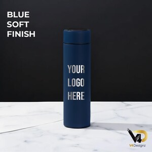 K&ouml;nnte beinhalten: Eine marineblaue isolierte Wasserflasche mit dem Text "YOUR LOGO HERE" in Silber. Die Flasche hat eine weiche Oberfl&auml;che und einen schwarzen Deckel. Die Worte "BLUE SOFT FINISH" stehen in Wei&szlig; oben links.