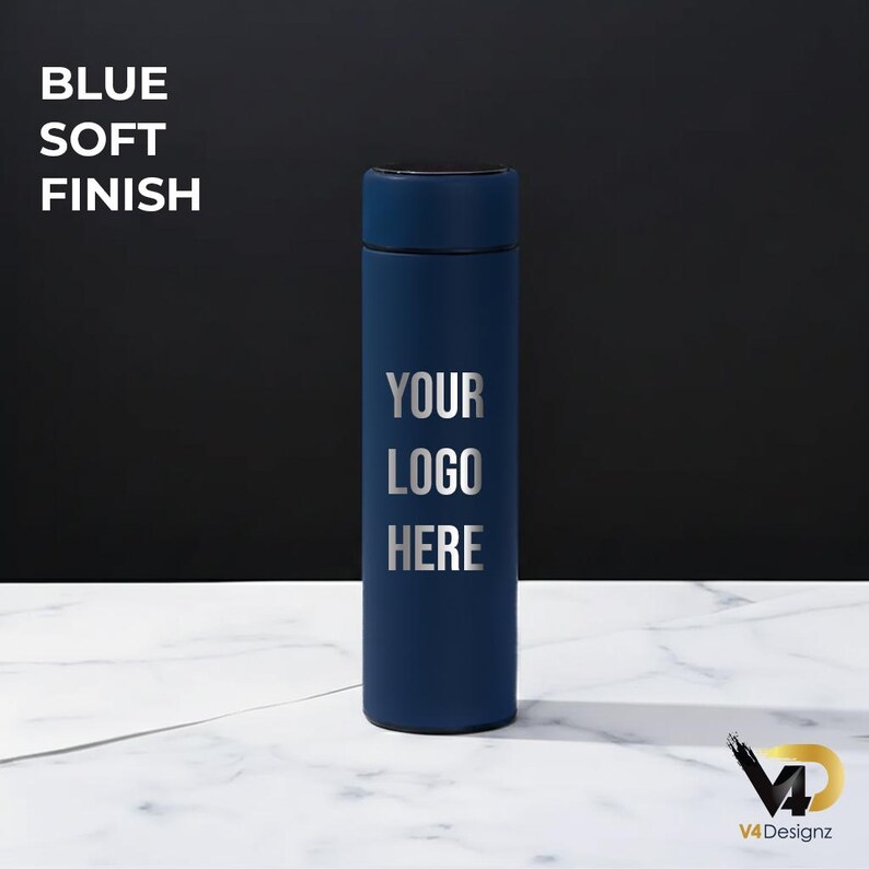K&ouml;nnte beinhalten: Eine marineblaue isolierte Wasserflasche mit dem Text "YOUR LOGO HERE" in Silber. Die Flasche hat eine weiche Oberfl&auml;che und einen schwarzen Deckel. Die Worte "BLUE SOFT FINISH" stehen in Wei&szlig; oben links.