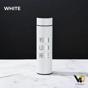 K&ouml;nnte beinhalten: Wei&szlig;e isolierte Wasserflasche mit schwarzem Deckel und Boden. Der Text "YOUR LOGO HERE" ist silberfarben auf der Vorderseite aufgedruckt. Das Wort "WHITE" befindet sich in der oberen linken Ecke. Die Flasche ist zylindrisch.