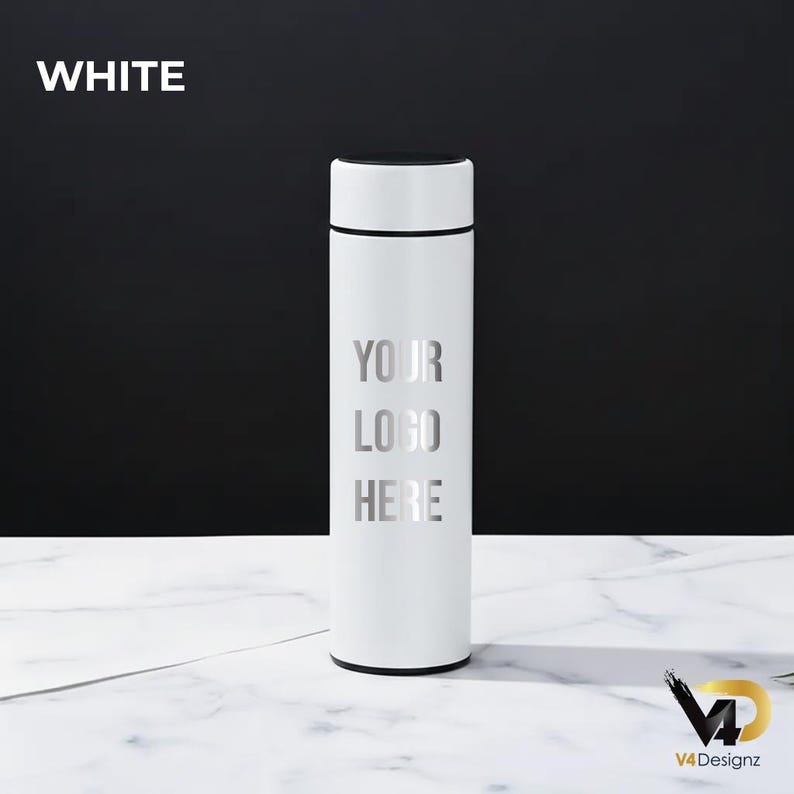 K&ouml;nnte beinhalten: Wei&szlig;e isolierte Wasserflasche mit schwarzem Deckel und Boden. Der Text "YOUR LOGO HERE" ist silberfarben auf der Vorderseite aufgedruckt. Das Wort "WHITE" befindet sich in der oberen linken Ecke. Die Flasche ist zylindrisch.