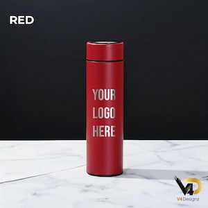 K&ouml;nnte beinhalten: Eine rote, isolierte Wasserflasche mit schwarzem Deckel und Boden. Der Text "YOUR LOGO HERE" ist in Silber gedruckt. Das Wort "RED" befindet sich in der oberen linken Ecke. Die Flasche steht auf einer wei&szlig;en Marmoroberfl&auml;che.
