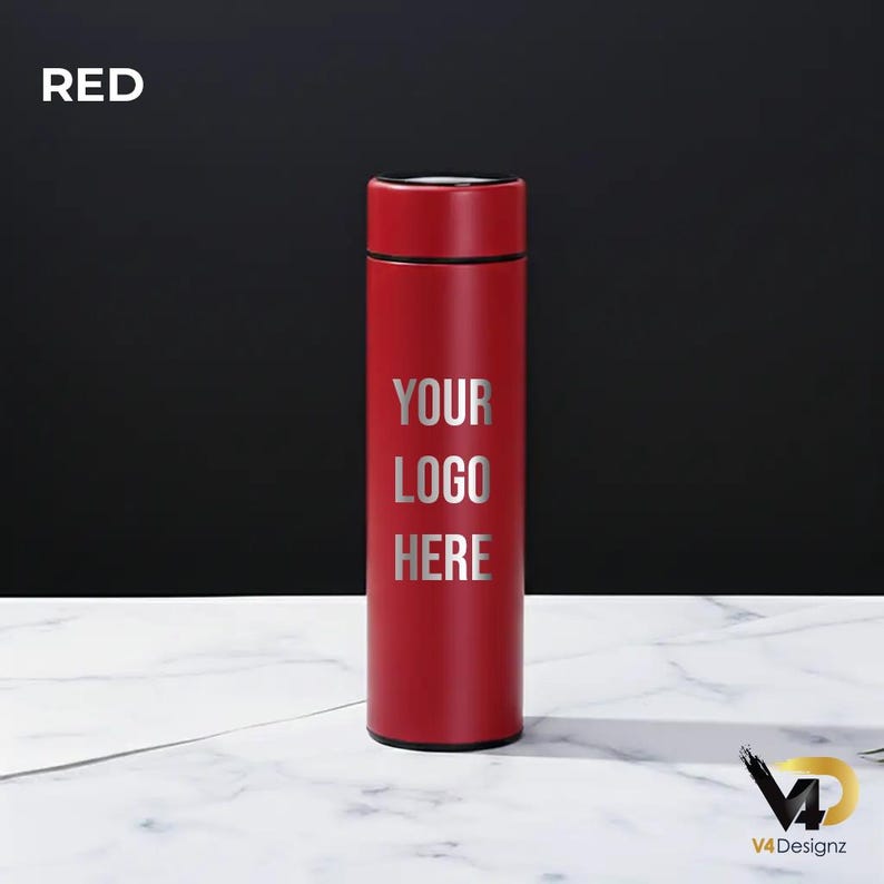 K&ouml;nnte beinhalten: Eine rote, isolierte Wasserflasche mit schwarzem Deckel und Boden. Der Text "YOUR LOGO HERE" ist in Silber gedruckt. Das Wort "RED" befindet sich in der oberen linken Ecke. Die Flasche steht auf einer wei&szlig;en Marmoroberfl&auml;che.