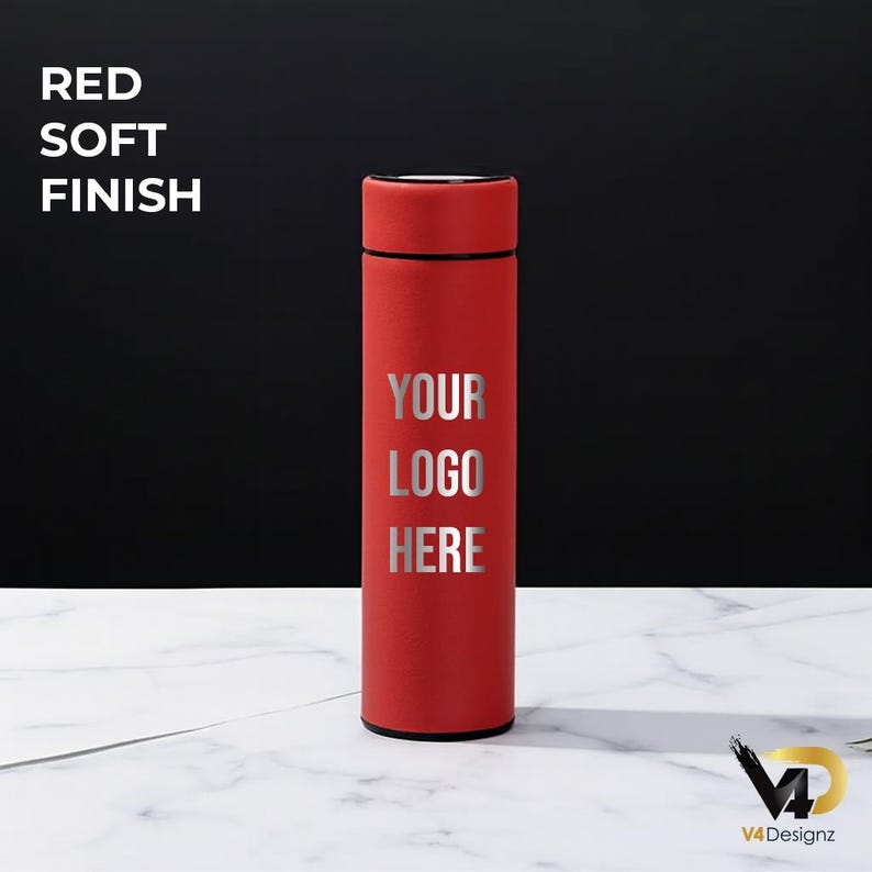 K&ouml;nnte beinhalten: Rote, weich beschichtete, isolierte Wasserflasche mit dem silbernen Text "YOUR LOGO HERE". Die Flasche hat einen schwarzen Deckel und Boden. Der Hintergrund ist schwarz und die Oberfl&auml;che ist wei&szlig; mit grauer Marmorierung.