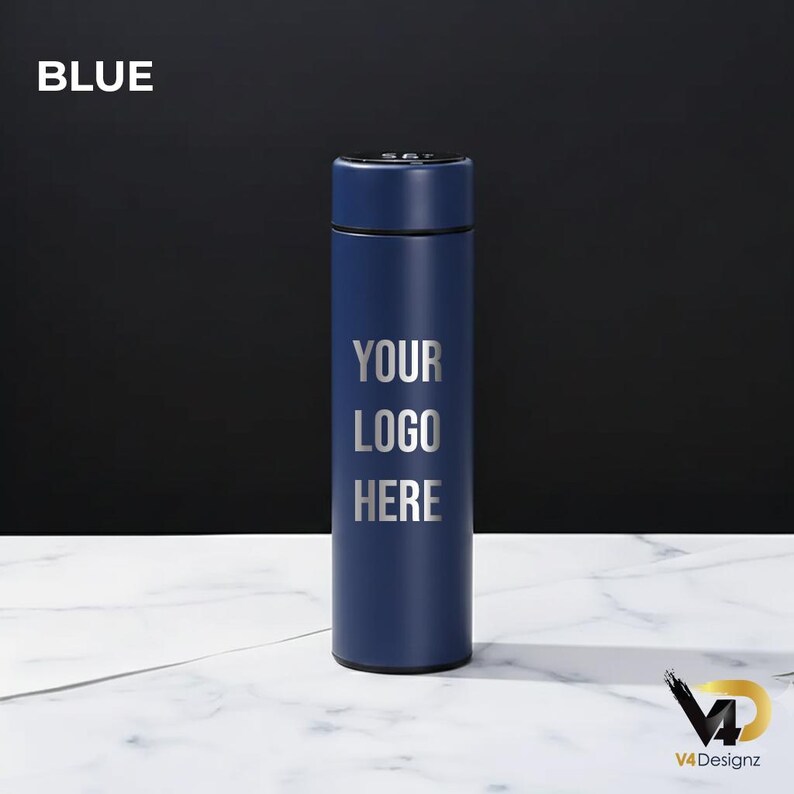 K&ouml;nnte beinhalten: Eine marineblaue, isolierte Wasserflasche mit dem Text "YOUR LOGO HERE" in Silber. Das Wort "BLUE" befindet sich in der oberen linken Ecke. Die Flasche ist zylindrisch und steht auf einer wei&szlig;en Marmoroberfl&auml;che vor einem schwarzen Hintergrund.