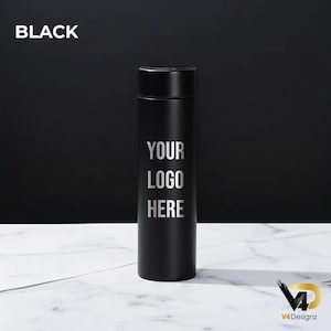 K&ouml;nnte beinhalten: Schwarze isolierte Wasserflasche mit silbernem "YOUR LOGO HERE" Design. Das Wort "BLACK" steht oben links. Die Flasche ist zylindrisch mit schwarzem Deckel. Der Hintergrund ist schwarz und die Oberfl&auml;che ist wei&szlig;er Marmor.
