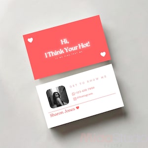 Puede incluir: Dos tarjetas de visita. La tarjeta superior es de color coral con el texto "Hi, I Think Your Hot!" y dos iconos de corazón blancos. La tarjeta inferior es blanca con una foto, un número de teléfono, un identificador de Instagram y el nombre "Sharon Jones".