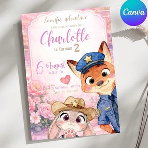 Könnte beinhalten: Rosa Einladungskarte mit dem Text "Zoorific adventure" und "Charlotte wird 2". Enthält Illustrationen eines Fuchses in Polizeiuniform und eines Hasen mit Cowboyhut. Enthält Eventdetails.