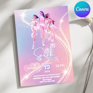 Pode incluir: Convite de aniversário com fundo gradiente rosa e roxo. O convite apresenta três figuras estilizadas e o nome "Sarah" em itálico. Detalhes incluem data, hora e informações RSVP.