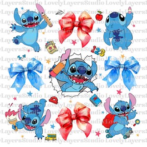 Op de afbeelding: Een digitale illustratieset met het blauwe personage Stitch in verschillende houdingen, waaronder met een potlood, een verfkwast en een rugzak. Het ontwerp bevat rode en blauwe strikken, een rode appel, een doosje kleurpotloden en sterren.