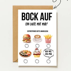 Könnte beinhalten: Eine Grußkarte mit dem Text "BOCK AUF EIN DATE MIT MIR?" und Essensillustrationen. Die Karte enthält einen Hamburger, Kaffee, Pommes Frites, Sushi, Eis und eine Sprechblase mit der Aufschrift "ACH NEE. LASS MAL". Die Karte befindet sich in einem braunen Umschlag.