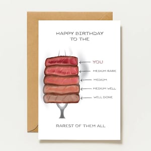 Könnte beinhalten: Geburtstagskarte mit braunem Umschlag. Die Karte zeigt eine Grafik von Steakstücken, die jeweils einen Garzustand darstellen, mit dem Text "Alles Gute zum Geburtstag für den Seltensten von allen."