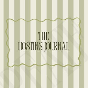 Puede incluir: Un diario con un fondo a rayas en tonos verdes y blancos. El texto "THE HOSTING JOURNAL" se muestra en un marco decorativo. El diario está diseñado para la planificación y organización de eventos.