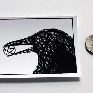 Cuervo y Pentacle pegatina pagan dibujo tinta negro y blanco cuervo mágico wiccano pájaro arte bloque imprimir diseño diseño ilustración de diseño