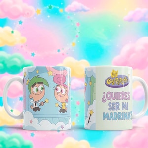 Puede incluir: Dos tazas de cerámica blanca con personajes de la serie animada, Los Padrinos Mágicos. Una taza muestra a Cosmo y Wanda con varitas, la otra tiene texto en español. El fondo es un cielo pastel con nubes y estrellas.