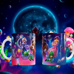 Puede incluir: Una taza de cerámica blanca con un asa negra y el texto "But First, Coffee" en un estilo manuscrito. La taza está sobre una superficie blanca. La taza mide aproximadamente 10 cm de alto.