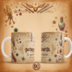 May include: A pair of white-handled coffee mugs with a beige background, decorated with stars, wands, keys, and spiders. The mugs have text in Spanish. A golden snitch and the number 9 3/4 are also visible.