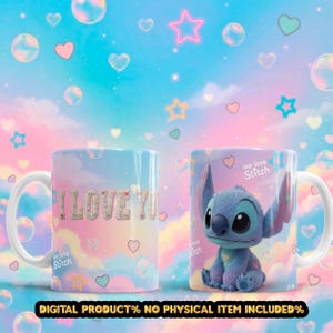 Puede incluir: Dos tazas de cerámica blanca con diseños coloridos. Una taza dice "I LOVE YOU" en una fuente pastel. La otra taza presenta un personaje de dibujos animados azul con el texto "we love Stitch". El fondo es un cielo pastel con corazones y estrellas.