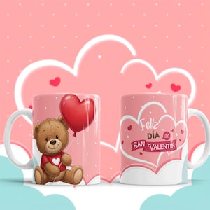 Puede incluir: Taza de cerámica rosa con un oso de peluche de dibujos animados sosteniendo un globo rojo en forma de corazón. El oso lleva una camisa roja con un corazón blanco. La otra cara de la taza tiene el texto "Feliz Día de San Valentín".
