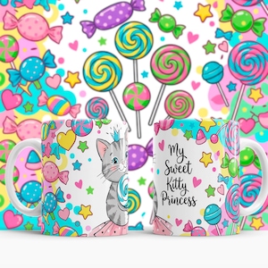 Puede incluir: Una taza de cerámica blanca con un diseño colorido de caramelos y gatos. La taza presenta un gato de dibujos animados sosteniendo una piruleta, rodeado de caramelos, corazones y estrellas. El texto en la taza dice "My Sweet Kitty Princess."