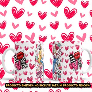 Puede incluir: Taza de cerámica blanca con un diseño de labios rojos, la palabra "LOVE" y una ilustración de Alicia en el país de las maravillas. El fondo está cubierto de corazones rosas. Tema de San Valentín o romántico.