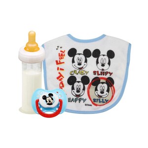 以下が含まれることがあります： 黄色い乳首が付いた哺乳瓶、ミッキーマウスのデザインの青いおしゃぶり、そして「Crazy」、「Sleepy」、「Happy」、「Silly」という言葉が書かれたミッキーマウスの顔が特徴の白いよだれかけ。 よだれかけには青いトリムが付いています。