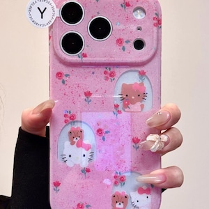 Pu&ograve; includere: Custodia per telefono rosa con finitura glitterata, con motivo floreale e disegni di Hello Kitty. La custodia ha ritagli per la fotocamera e il flash e include il testo "Y2CASE".