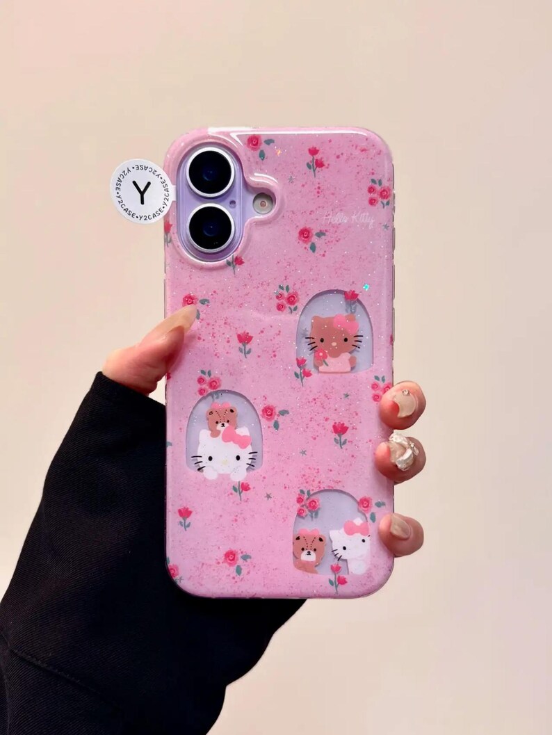 Pu&ograve; includere: Custodia per telefono rosa con motivo floreale e glitter. La custodia presenta tre finestre ritagliate con disegni di Hello Kitty e orsi. La custodia ha un adesivo Y2CASE.