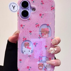 Pu&ograve; includere: Custodia per telefono rosa con design floreale e glitter. Presenta illustrazioni di Hello Kitty e orsi all'interno di finestre ad arco trasparenti. Con un adesivo Y2CASE.