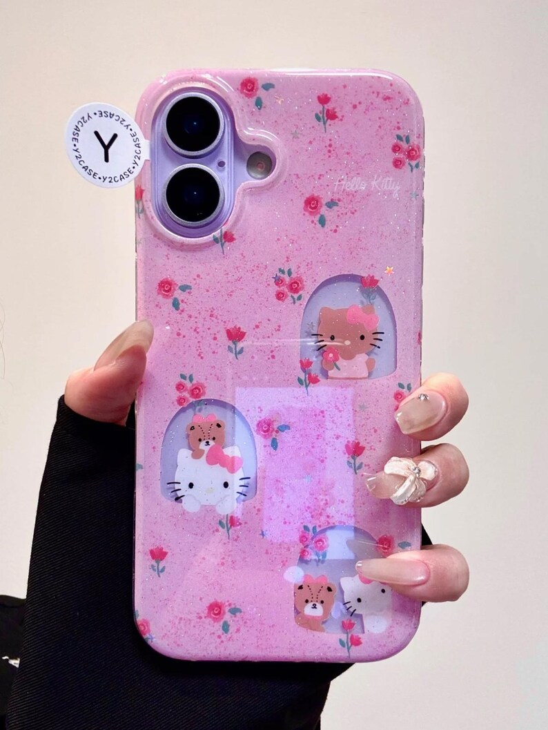 Pu&ograve; includere: Custodia per telefono rosa con design floreale e glitter. Presenta illustrazioni di Hello Kitty e orsi all'interno di finestre ad arco trasparenti. Con un adesivo Y2CASE.