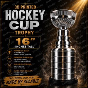 Könnte beinhalten: Eine silberfarbene, 3D-gedruckte Eishockey-Pokaltrophäe mit einer Höhe von 40,64 cm. Die Trophäe besteht aus einer breiten Schale mit strukturiertem Rand, einem mehrstufigen Hals und einem zylindrischen Sockel. Der Text lautet 3D PRINTED HOCKEY CUP TROPHY.