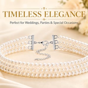 Könnte beinhalten: Eine mehrreihige Choker-Halskette mit drei Reihen kleiner, runder, weißer Perlen. Die Kette verfügt über silberfarbene Metallverbindungen an beiden Enden sowie einen Karabinerverschluss mit einer verstellbaren Verlängerungskette. Text: TIMELESS ELEGANCE.
