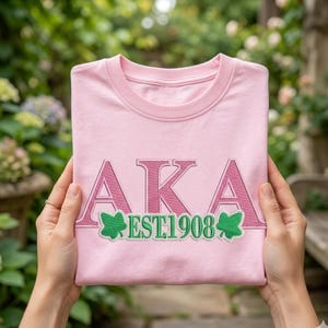 Puede incluir: Una taza de cerámica blanca con un asa negra y el texto "But First, Coffee" en negro, con una fuente de estilo manuscrito. La taza está sobre una superficie blanca.