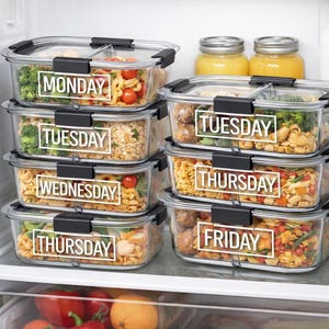 以下が含まれることがあります： 冷蔵庫に積み重ねられた透明なプラスチック製の食品保存容器。各容器には、月曜日、火曜日、水曜日、木曜日、金曜日と曜日のラベルが付いています。容器には、野菜やパスタなど、さまざまな食品が詰められています。