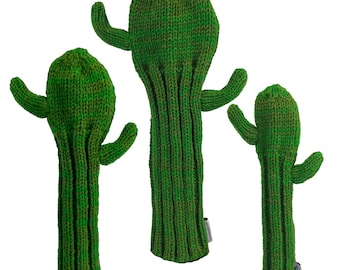 Puede incluir: Tres cubrecabezas de palo de golf de cactus de punto verde de diferentes tamaños. El cactus más grande mide aproximadamente 30 cm de alto.