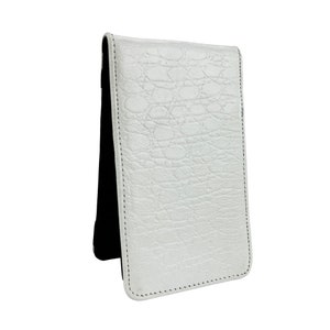 Funda/soporte para libro de yardas y tarjetas de puntuación de golf de cuero Croc Sunfish blanco