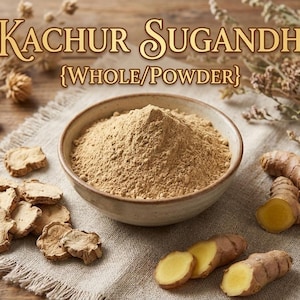 Pode incluir: Uma tigela bege cheia de pó de Kachur Sugandhi, com o texto "Kachur Sugandhi {WHOLE/POWDER}" acima. Gengibre fatiado e raízes de gengibre inteiras são dispostos ao redor da tigela em um pano de linho.