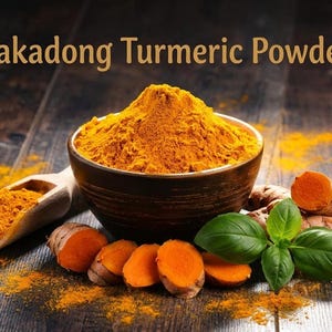 Pode incluir: Uma tigela de pó de açafrão Lakadong amarelo brilhante com uma colher de pau, raízes frescas de açafrão e folhas verdes de manjericão. O texto "Lakadong Turmeric Powder" é exibido na parte superior da imagem.