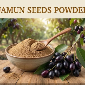 以下が含まれることがあります： 茶色のジャムンシードパウダーのボウルと木のスプーン、濃い紫色のジャムンベリーと緑の葉の枝の隣。テキスト「JAMUN SEEDS POWDER」が画像の上部にあります。画像は木製の表面にあります。