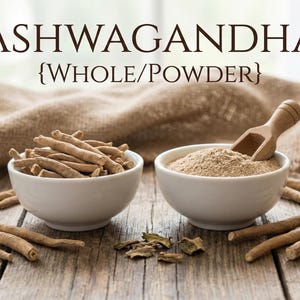 Op de afbeelding: Twee witte kommen op een houten oppervlak, &eacute;&eacute;n gevuld met hele ashwagandha-wortels en de andere met ashwagandha-poeder. Een houten lepel rust in het poeder. De tekst "ASHWAGANDHA {WHOLE/POWDER}" staat bovenaan.