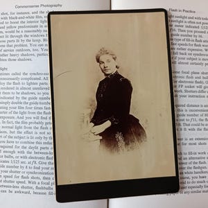 Kabinett-Karte der Frau in schwarz, um 1870