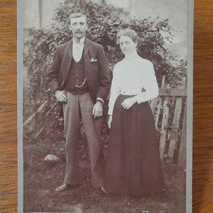Bonita fotografía original de una pareja de pie en un jardín, circa 1870.