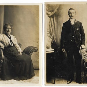Belle paire de portraits photographiques de cartes postales de mari et femme de la fin de l'époque victorienne/début de l'époque édouardienne.