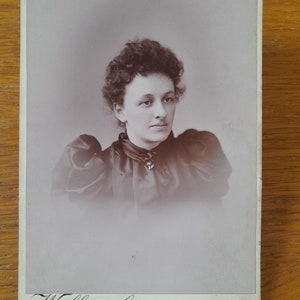 Bonita fotografía original de la joven "Nettie", realizada en una tarjeta de gabinete por Wallis & Co. de Burnley, Lancashire, hacia 1880-1890.