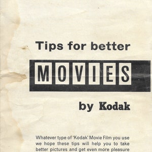 Puede incluir: Texto en blanco y negro sobre un fondo blanco que dice "Consejos para mejores PELÍCULAS de Kodak". El texto de abajo dice "Cualquiera que sea el tipo de película Kodak que uses, esperamos que estos consejos te ayuden a tomar mejores fotos y a obtener aún más placer de tu cámara."