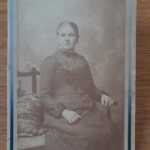 Una fotografía original de una tarjeta de gabinete de una anciana victoriana.