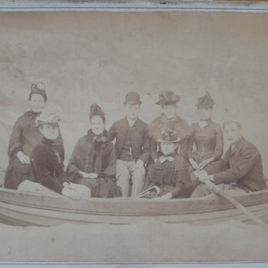 Carte d'armoire ancienne, photographie d'un groupe de personnes dans un bateau studio