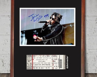 Reproducción de una foto firmada de Juice WRLD enmarcada de 13"x17" y una entrada de concierto.