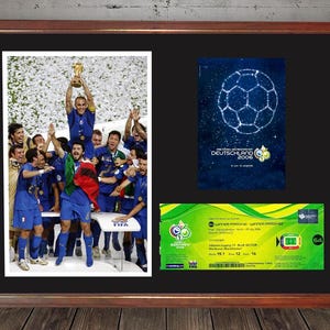 Könnte beinhalten: Gerahmtes Kunstwerk mit drei Elementen: ein Foto einer Fußballmannschaft, die einen Sieg feiert, ein Poster mit einem Fußball-Design und eine Eintrittskarte für ein Fußballspiel. Der Rahmen ist braun.