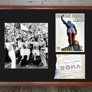 Könnte beinhalten: Rustikales Holzschild mit dem handgeschriebenen Text "Welcome to our home". Das rechteckige Schild hat eine Used-Optik und ein schlichtes, einladendes Design. Geeignet für den Innen- und Außenbereich.