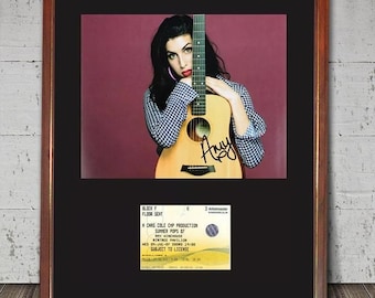 AMY WINEHOUSE Silverstone 2007 GERAHMT 13 "x 17" signiertes Foto & Konzertkartenanzeige Repro